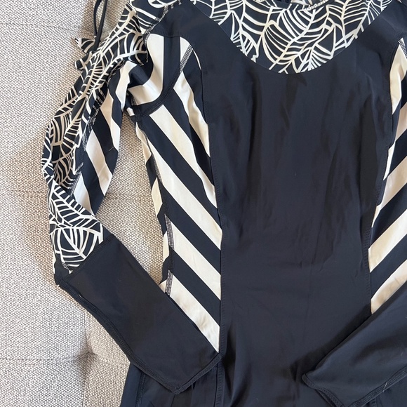 Lululemon Shanti Surf Rash Guard Black Small Steep Stripe Printed Black - Picture 3 of 7